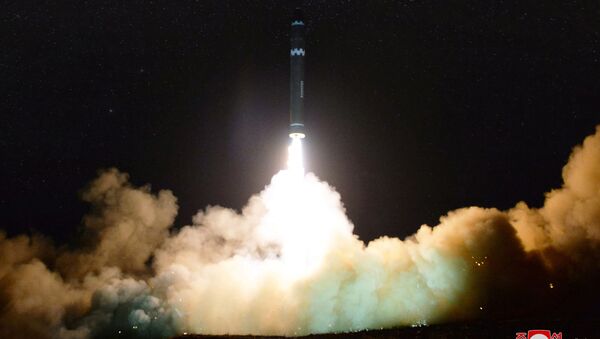 Lanzamiento del misil norcoreano Hwasong 15 - Sputnik Mundo