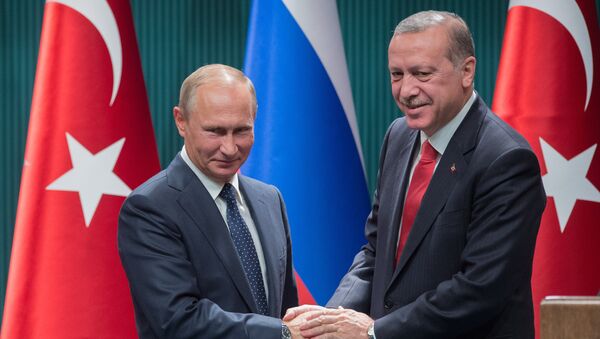Vladímir Putin, presidente de Rusia (izda.) y Recep Tayyip Erdogan, presidente de Turquía (drcha.) - Sputnik Mundo