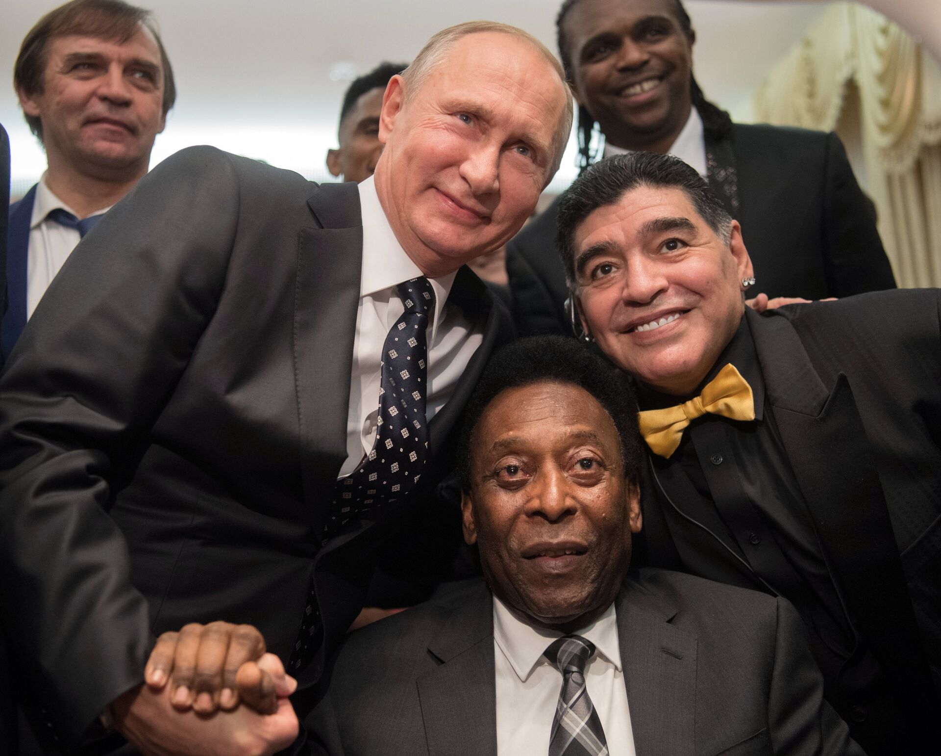 El presidente ruso, Vladímir Putin, el futbolista brasileño, Pelé, y el futbolista argentino, Diego Maradona - Sputnik Mundo, 1920, 30.11.2022