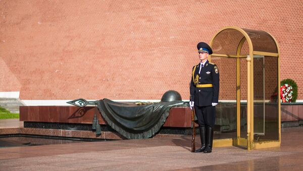 Un soldado guarda la Tumba del Soldado Desconocido en Moscú - Sputnik Mundo