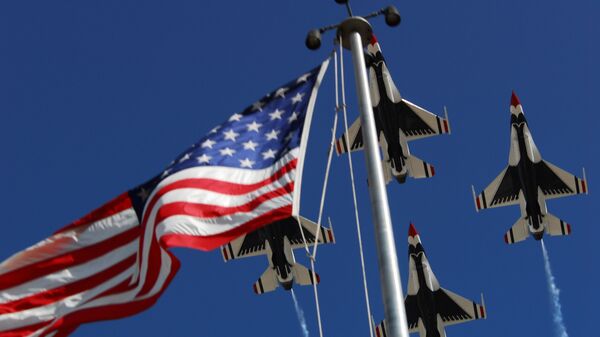 Aviones estadounidenses sobrevolando la bandera de EEUU (archivo) - Sputnik Mundo