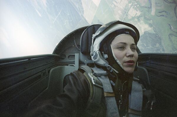 La mítica 'señora MiG' soviética Marina Popóvich: una vida en imágenes - Sputnik Mundo