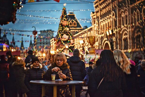 Cuando la Navidad se adueña de las calles de Moscú y las embellece hasta el infinito - Sputnik Mundo