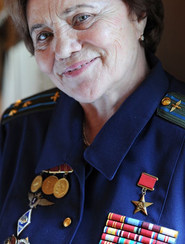 La mítica 'señora MiG' soviética Marina Popóvich: una vida en imágenes - Sputnik Mundo