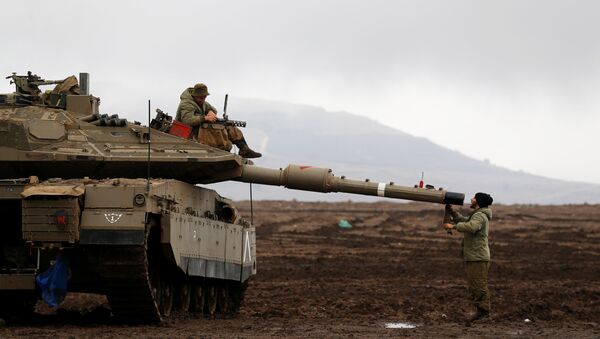 Soldados israelíes sobre tanques en los Altos del Golán, en la frontera entre Israel y Siria - Sputnik Mundo