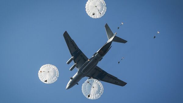 Unos paracaidistas, desembarcánsdose desde un Il-76 (archivo) - Sputnik Mundo