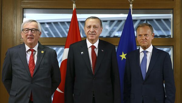 Jean-Claude Juncker, Recep Tayyip Erdogan y Donald Tusk antes de la reunión de la OTAN en Bruselas, Bélgica. - Sputnik Mundo