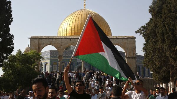 Un hombre con la bandera de Palestina en Jerusalén (archivo) - Sputnik Mundo