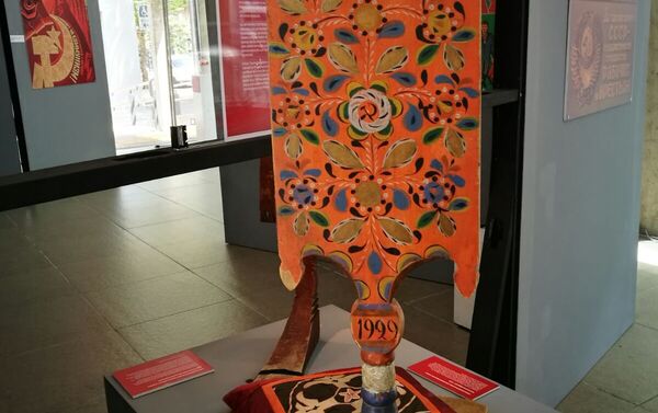 Una artesanía expuesta en la muestra '100 años de Octubre Rojo', en Montevideo, Uruguay. - Sputnik Mundo