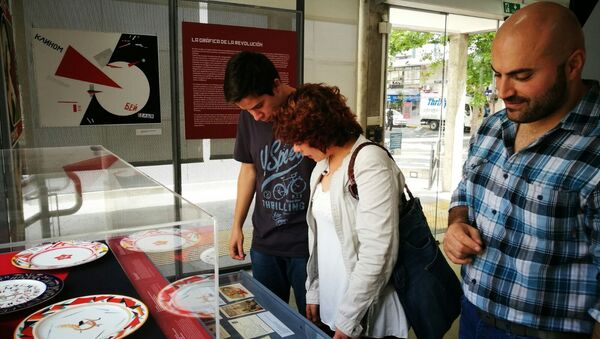 Personas observan la porcelana expuesta en la muestra '100 años de Octubre Rojo', en Montevideo, Uruguay. - Sputnik Mundo