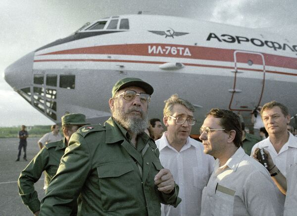 Fidel Castro despide a la brigada de médicos cubanos con dirección a Armenia, en La Habana en 1988 - Sputnik Mundo
