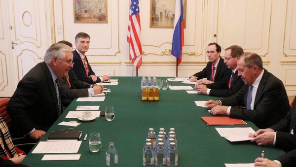 Rex Tillerson, secretario de Estado de EEUU, y Serguéi Lavrov, ministro de Exteriores de Rusia, durante la reunión en Viena, Austria - Sputnik Mundo