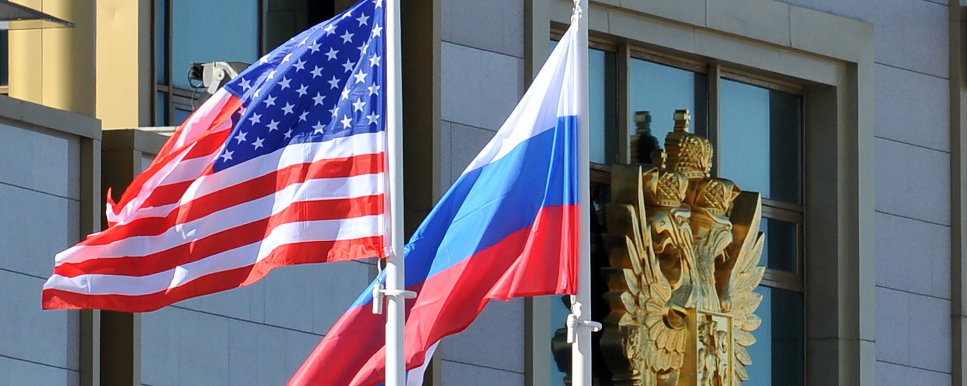 Banderas de EEUU y Rusia - Sputnik Mundo, 1920, 09.02.2021
