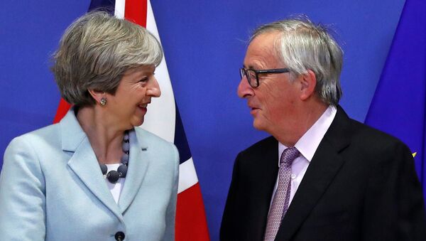 Primera ministra del Reino Unido, Theresa May, y presidente de la Comisión Europea, Jean-Claude Juncker - Sputnik Mundo