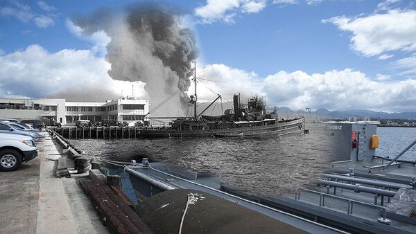 El buque de guerra USS Arizona (BB 39) arde en el fondo durante el ataque contra Pearl Harbor - Sputnik Mundo
