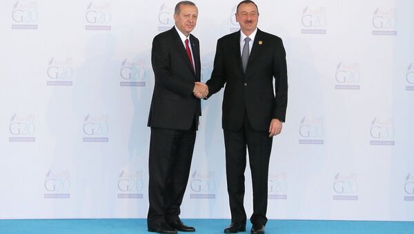 El presidente de Azerbaiyán, Ilham Aliyev con su homólogo turco, Recep Tayyip Erdogan - Sputnik Mundo