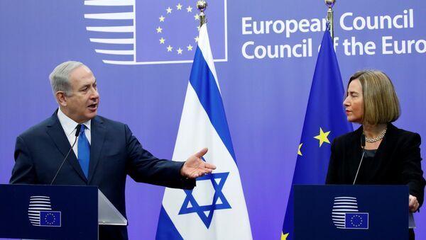 El primer ministro de Israel, Benjamín Netanyahu, y la jefa de la diplomacia europea, Federica Mogherini - Sputnik Mundo