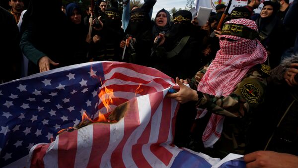 Los palestinos, quemando la bandera de EEUU - Sputnik Mundo