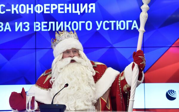 El Papá Noel ruso durante la rueda de prensa en Sputnik - Sputnik Mundo
