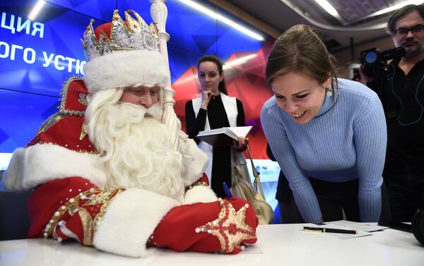 El Papá Noel ruso durante la rueda de prensa en Sputnik - Sputnik Mundo