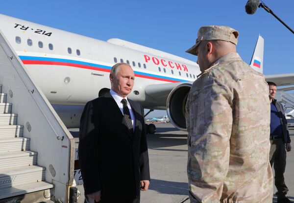 La visita sorpresa de Putin a la base aérea rusa de Hmeymim, en imágenes - Sputnik Mundo