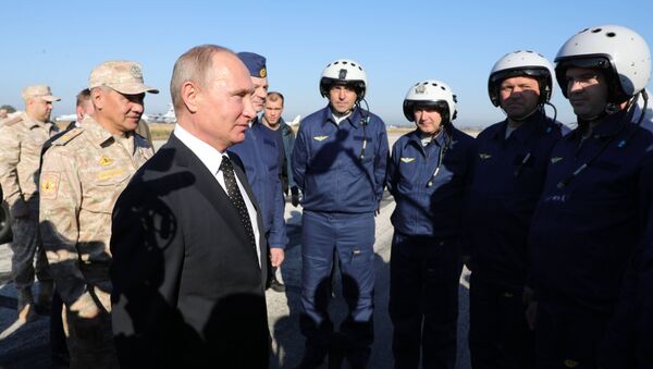 El presidente de Rusia, Vladímir Putin, en la base aérea de Hmeymim - Sputnik Mundo