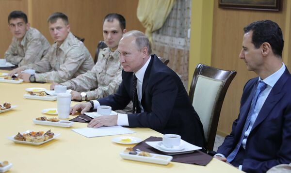 La visita sorpresa de Putin a la base aérea rusa de Hmeymim, en imágenes - Sputnik Mundo