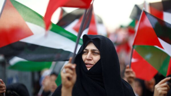 Protestantes con las banderas de Palestina - Sputnik Mundo