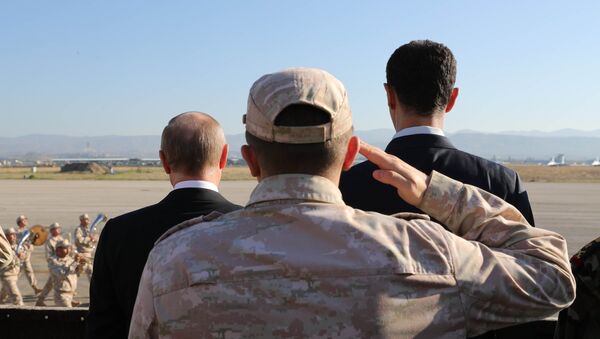 El presidente de Rusia, Vladímir Putin (izquierda), el Ministro ruso de Defensa, Seguéi Shoigú (centro), y el presidente de Siria, Bashar Asad (derecha) en la base aérea Hmeymim, Siria - Sputnik Mundo