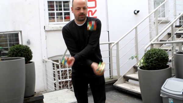 Ver para creer: un hombre resuelve tres cubos de Rubik mientras hace malabares - Sputnik Mundo