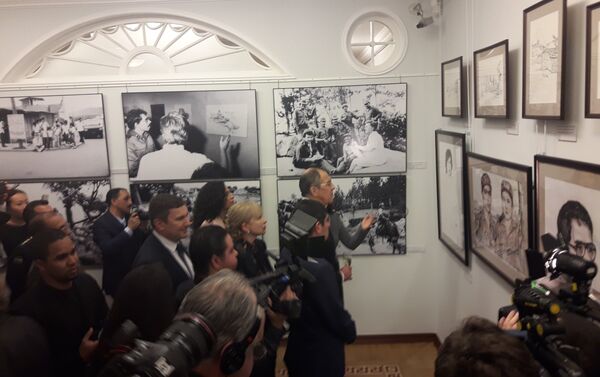 Serguéi Lavrov y Juan Ernesto Vásquez Araya recorren la exposición - Sputnik Mundo