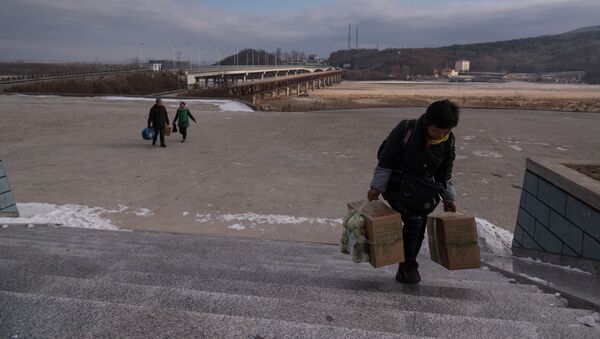 Gente llega al lado norcoreano de la frontera entre Corea del Norte y China - Sputnik Mundo