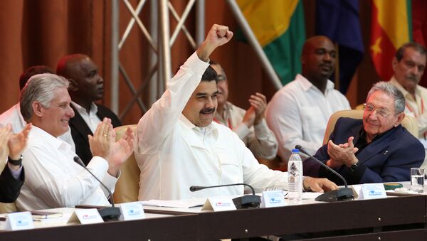 Miguel Diaz-Canel, Nicolas Maduro y Raul Castro durante el XVI Consejo Político de la ALBA-TCP - Sputnik Mundo