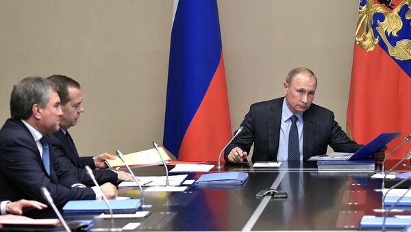 El presidente de Rusia, Vladímir Putin con los miembros permanentes del Consejo de Seguridad ruso - Sputnik Mundo