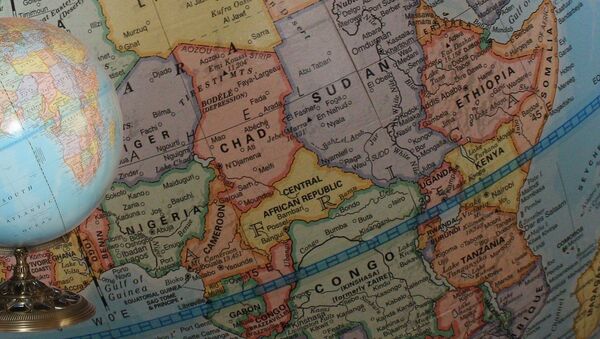 Un globo y el mapa de África (archivo) - Sputnik Mundo