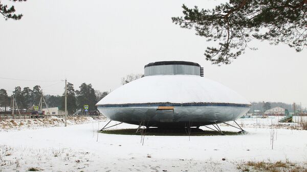 El platillo volante de Protasovo, un monumento para homenajear a los supuestos alienígenas que visitaron la localidad en la década de los 90  - Sputnik Mundo