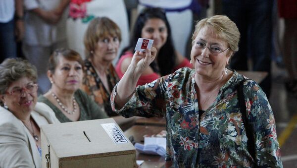 La presidenta de Chile, Michelle Bachelet, vota en la segunda vuelta de las elecciones - Sputnik Mundo
