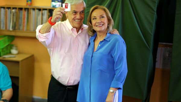 El candidato de derecha y expresidente de Chile, Sebastián Piñera con su esposa Cecilia Morel - Sputnik Mundo