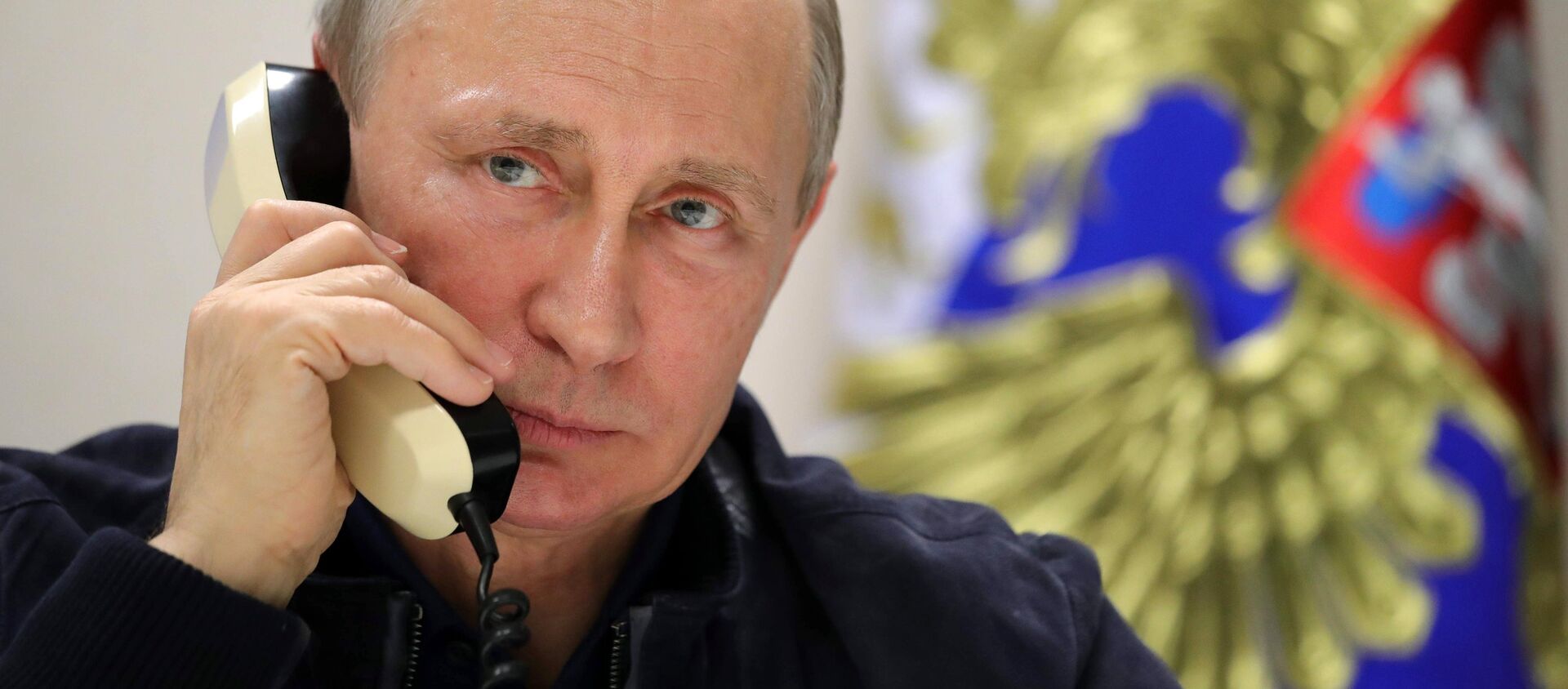 Vladímir Putin, presidente de Rusia, habla por teléfono (archivo) - Sputnik Mundo, 1920, 27.09.2019