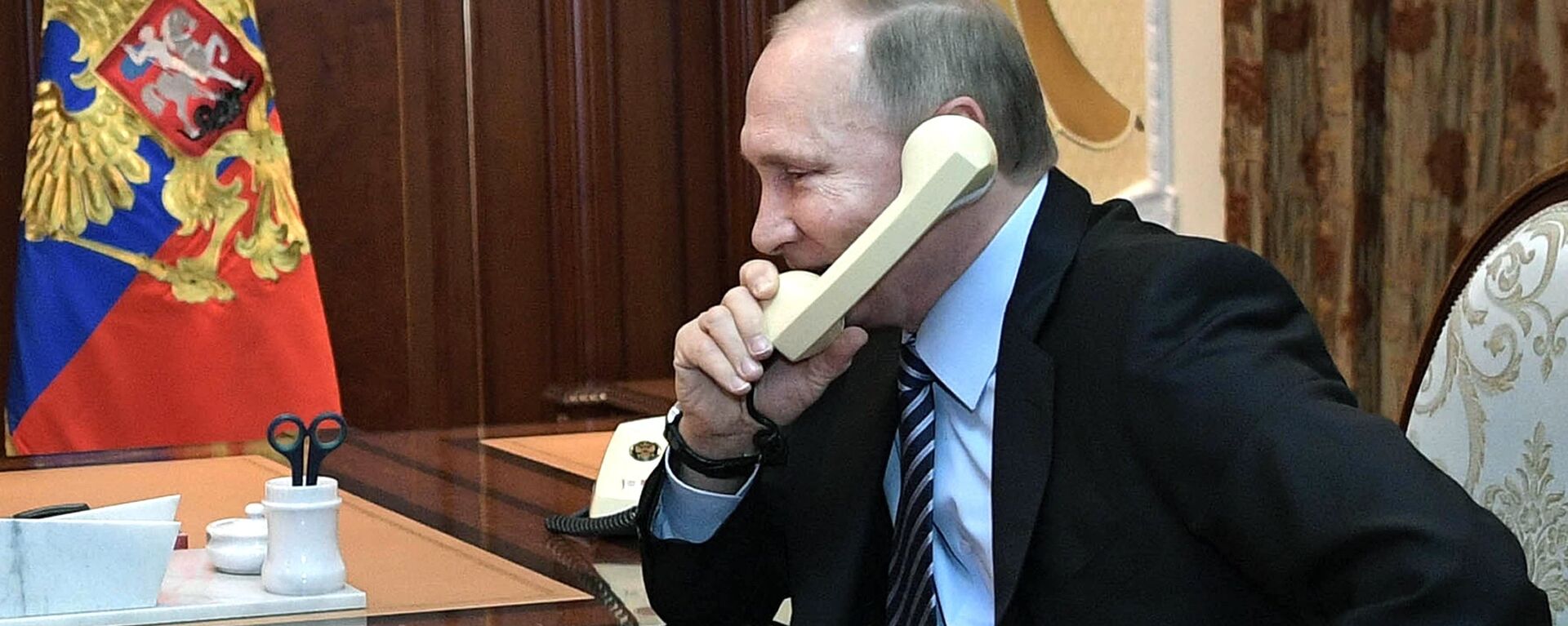Vladímir Putin, presidente de Rusia, habla por teléfono (archivo) - Sputnik Mundo, 1920, 02.02.2021