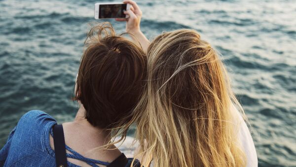 Chicas sacan selfi (imagen referencial) - Sputnik Mundo