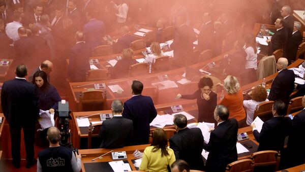 Opositores echan bombas de humo en el interior del Parlamento albano - Sputnik Mundo