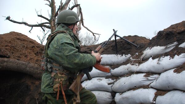 Un miliciano de Donbás en la línea de separación (archivo) - Sputnik Mundo