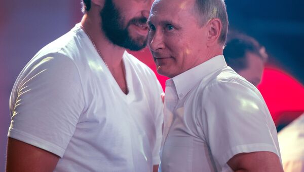 Alexandr Ovechkin, jugador profesional de hockey, y Vladímir Putin, presidente de Rusia, en Sochi, Rusia, 8 de agosto de 2017 - Sputnik Mundo