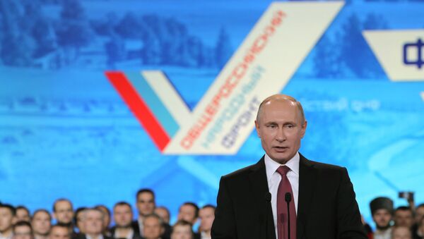 El presidente de Rusia, Vladímir Putin, con activistas del Frente Popular de Rusia (ONF, por sus siglas en ruso) - Sputnik Mundo