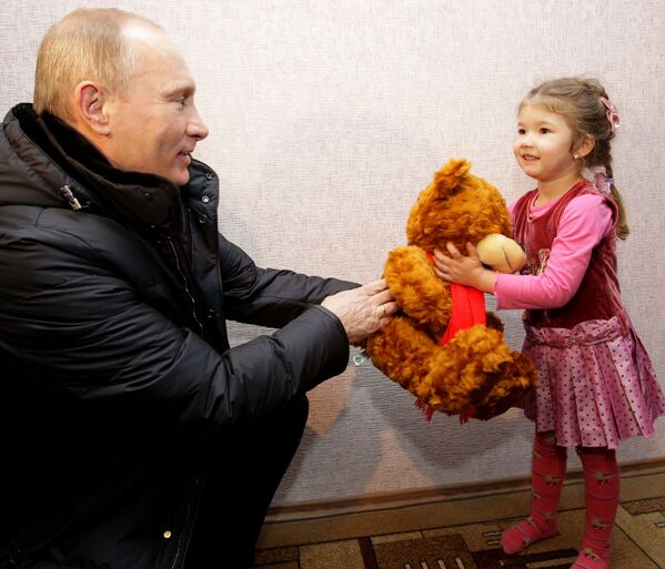 Descubre qué regalos ha hecho Putin a los ciudadanos - Sputnik Mundo