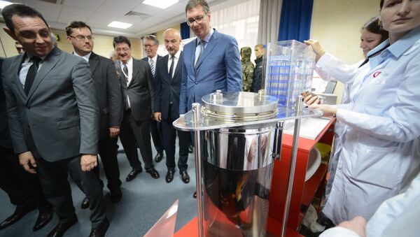 El viceprimer ministro de Rusia, Dmitri Rogozin presenta a al presidente de Serbia, Aleksandar Vucic, novísimas tecnologías rusas - Sputnik Mundo