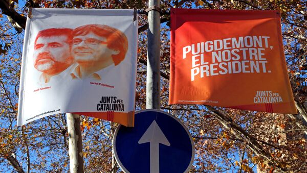 Una pancarta del partido Junts Per Catalunya - Sputnik Mundo
