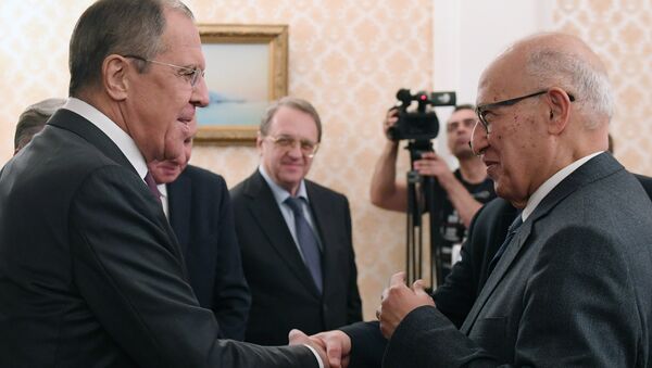 El ministro de Exteriores de Rusia, Serguéi Lavrov y el asesor presidencial palestino, Nabil Shaath - Sputnik Mundo