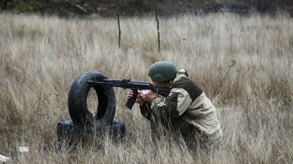 Un miliciano de Donetsk durante los ejercicios militares (imagen referencial) - Sputnik Mundo